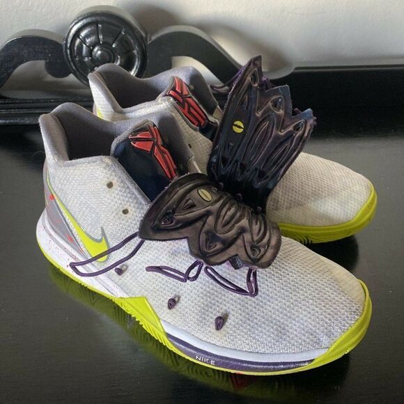 SIZE 4 YOUTH NIKE KYRIE 5 WHITE / GREEN AQ2456-102 SNEAKERS BASKETBALL - Picture 1 of 12